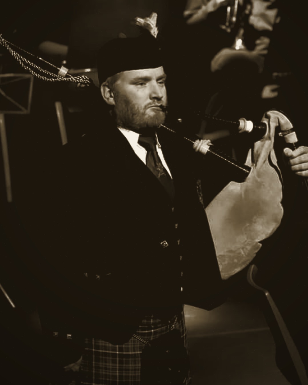 Doedelzakspeler Maarten Vugs in vol ornaat met Schotse doedelzak en kilt
